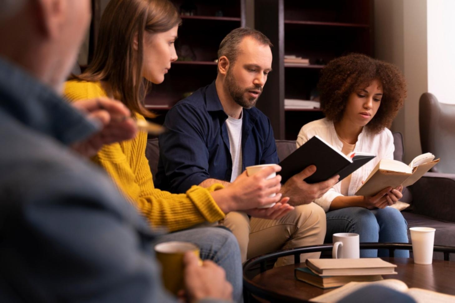 Équipe collaborative travaillant ensemble sur un projet de formation financière