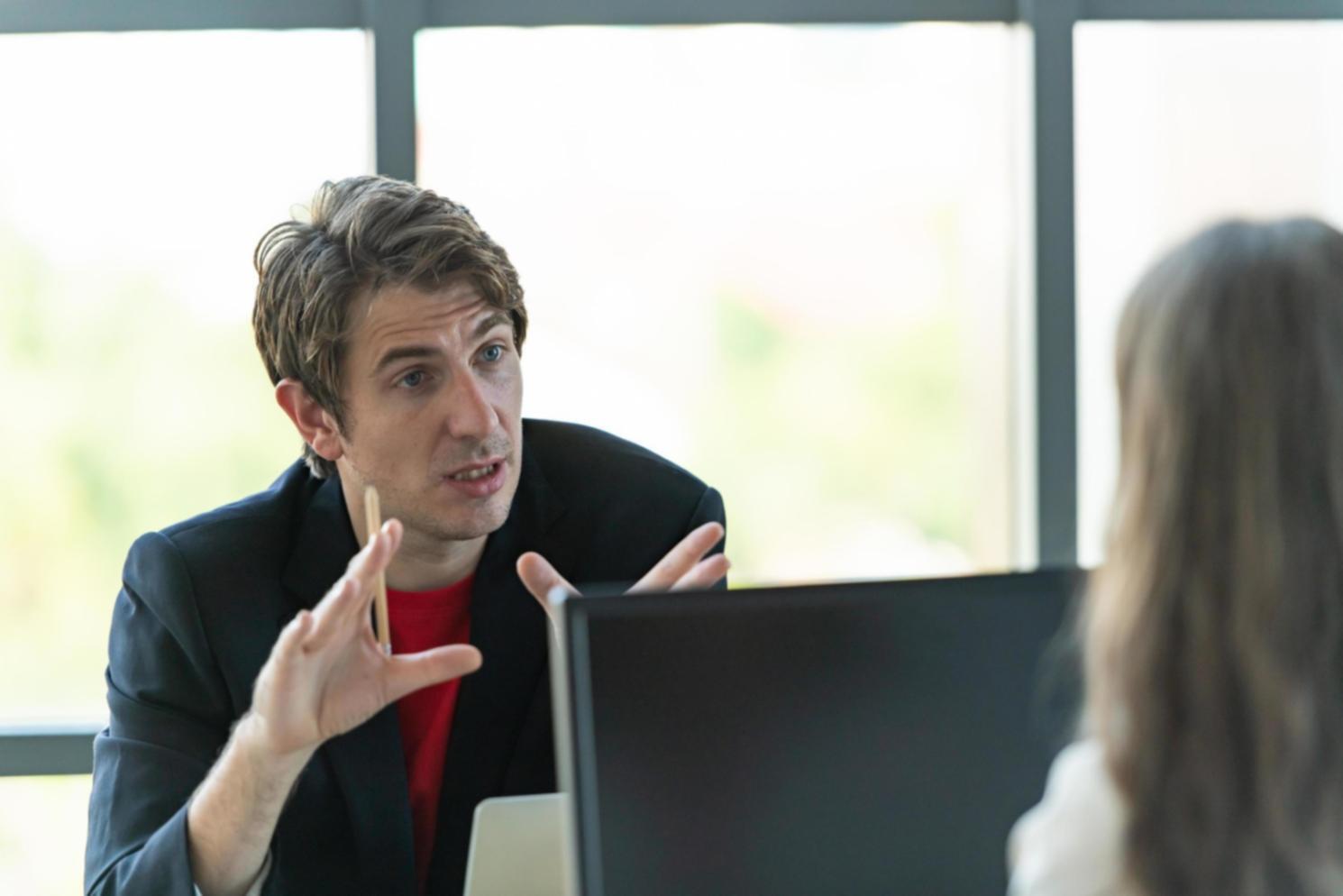 Séance de formation collaborative en entreprise avec des participants engagés
